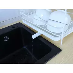 מתקן ייבוש כלים עם משפך ניקוז מים לכיור
