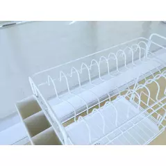 מתקן ייבוש כלים עם משפך ניקוז מים לכיור